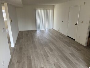 Beneda Lane Apartments in Canyon Country, CA - Foto de edificio - Building Photo