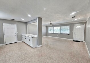 238 Freeport Ave NE in St. Petersburg, FL - Building Photo - Building Photo