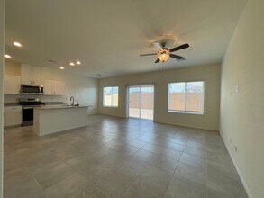 405 Larksong Ave in Henderson, NV - Foto de edificio - Building Photo