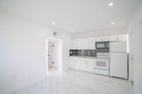 724 NW 3rd Ct in Hallandale Beach, FL - Building Photo - Interior Photo