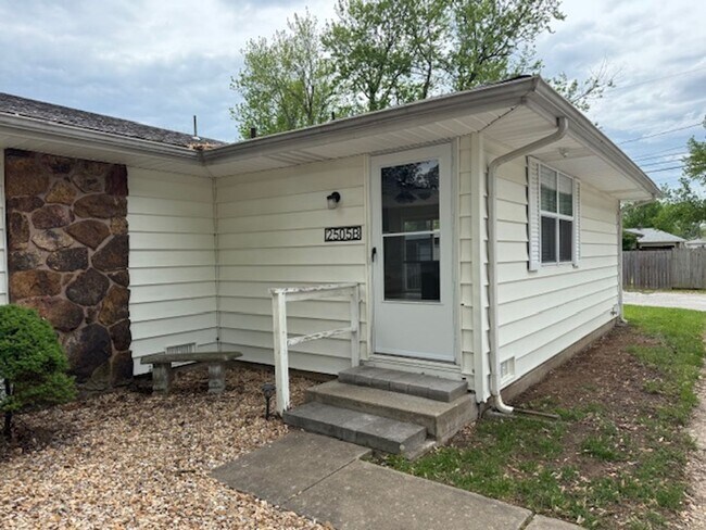 2505 S Ingram Mill Rd in Springfield, MO - Building Photo - Building Photo