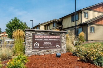 410 NE Oak St in Madras, OR - Building Photo - Building Photo