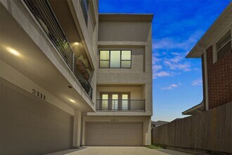 2109 Winbern St in Houston, TX - Foto de edificio - Building Photo