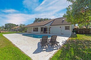 5621 Carriage Ln in Davie, FL - Building Photo