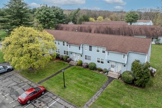 Ellington Ridge Condominiums in Ellington, CT - Foto de edificio - Building Photo