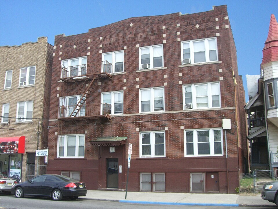 315 Park Ave in Paterson, NJ - Building Photo