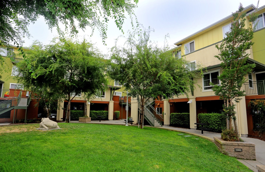 Lion Creek Crossings in Oakland, CA - Foto de edificio