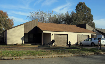 4801-4901 SE Hickory Ave in Broken Arrow, OK - Building Photo - Building Photo