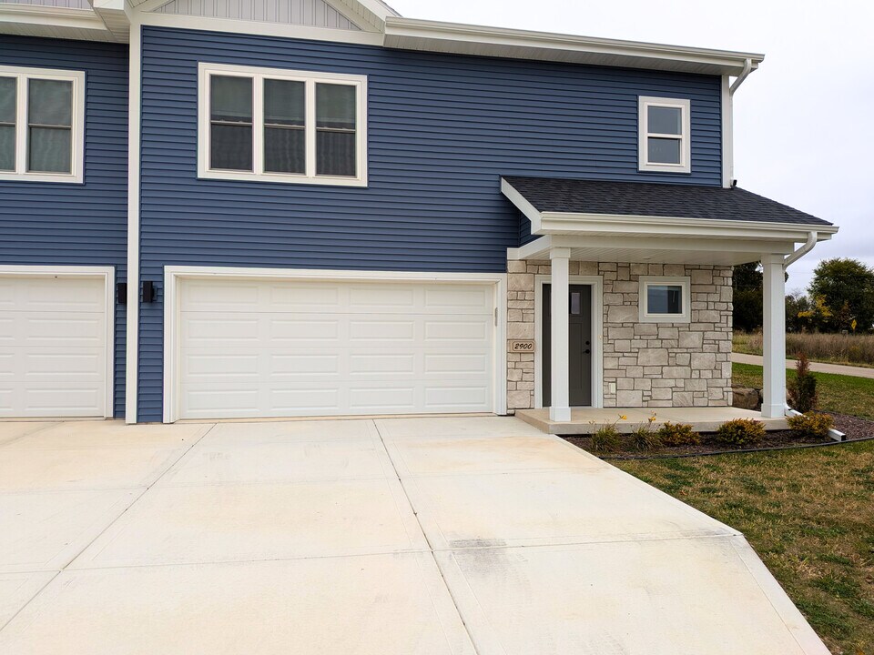 2900 Blue Grass Dr in Stoughton, WI - Foto de edificio