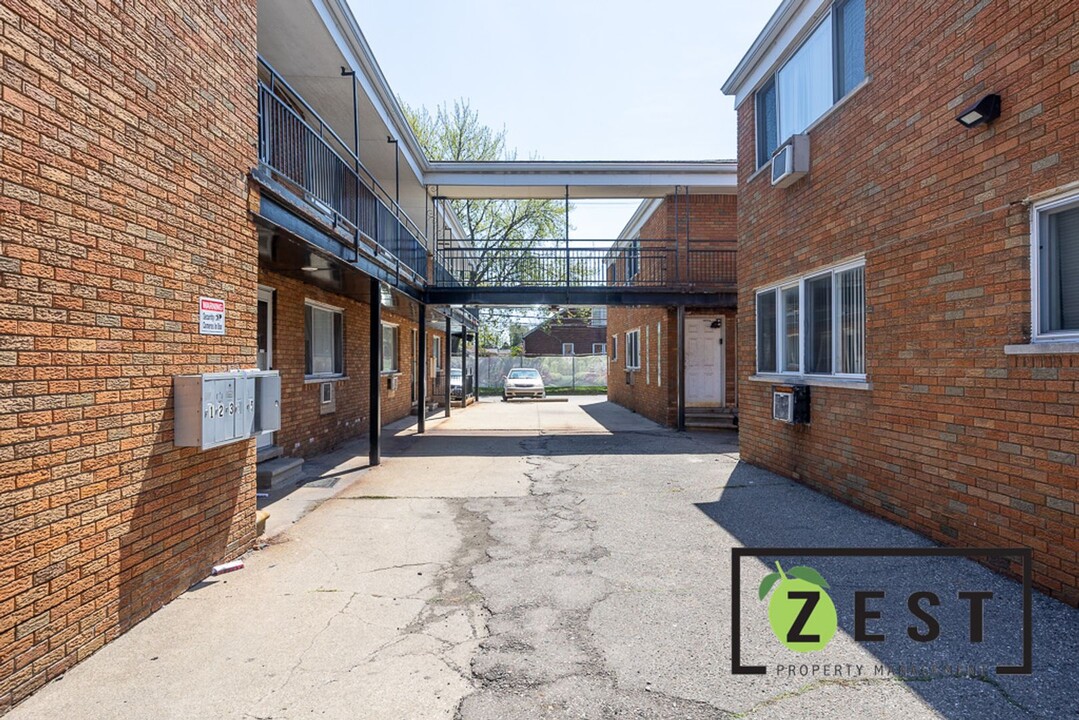 E Outer Drive Apartments in Detroit, MI - Foto de edificio