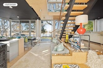 65 Fresh Pond Rd in Sag Harbor, NY - Foto de edificio - Building Photo