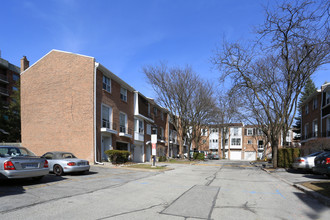 1-75 Thimble Berryway in Toronto, ON - Building Photo - Primary Photo