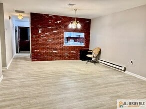 203 Covered Bridge Blvd in Englishtown, NJ - Foto de edificio - Building Photo