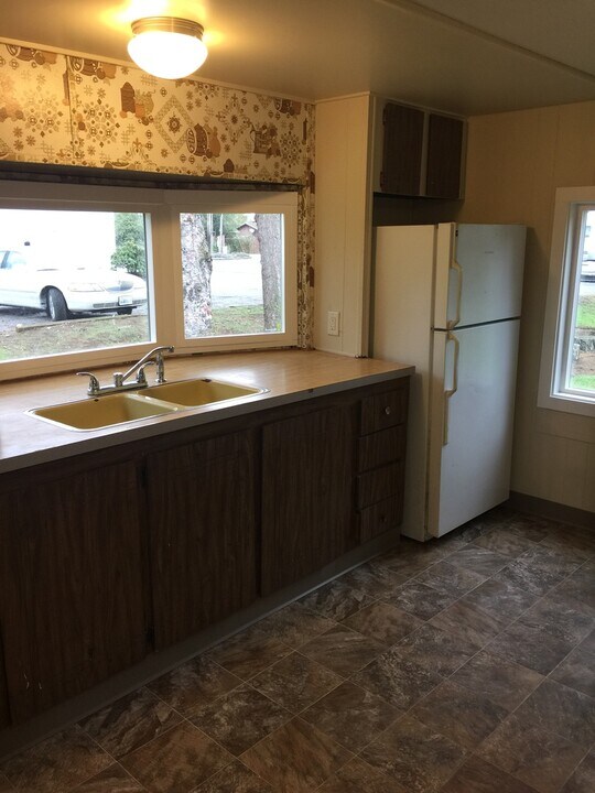 1077 W Axton Rd in Bellingham, WA - Building Photo