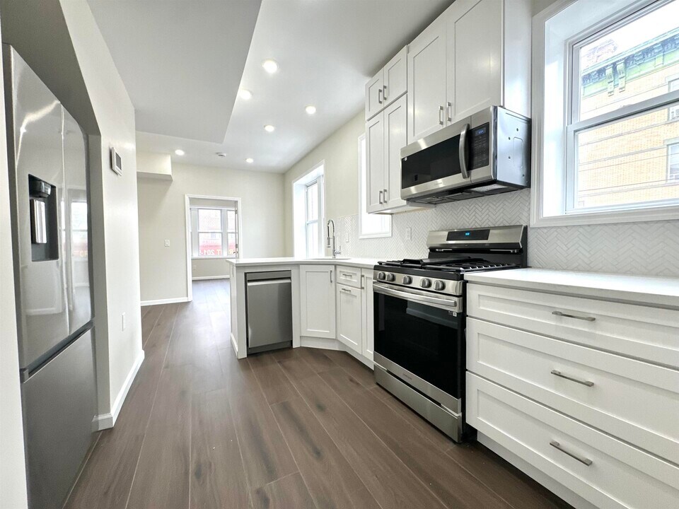 565 West Side Ave in Jersey City, NJ - Building Photo