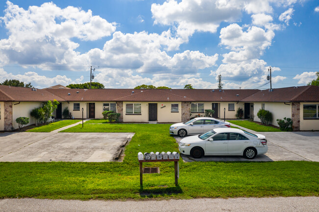 1002 SE 12th Ter in Cape Coral, FL - Foto de edificio - Building Photo