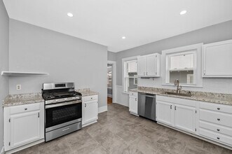 98 Langdon Ave, Unit Unit 2 in Watertown, MA - Building Photo - Building Photo