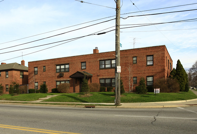 2075-2095 Warrensville Center Rd in Cleveland, OH - Foto de edificio - Building Photo