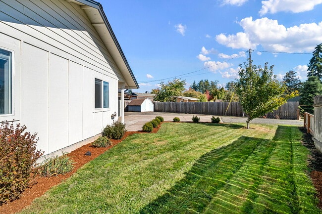 872 W N St in Springfield, OR - Building Photo - Building Photo