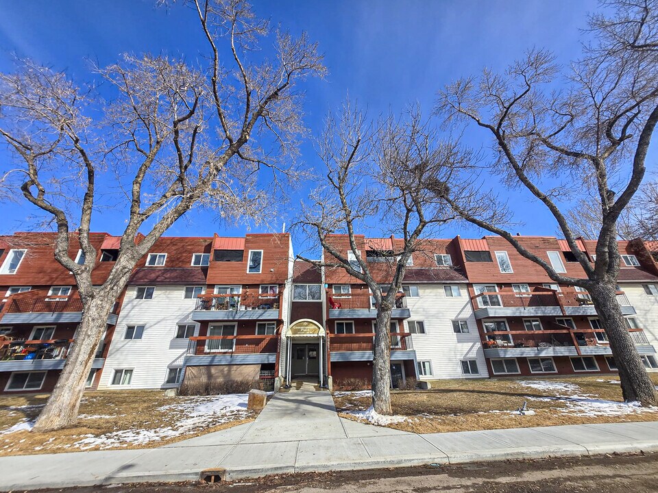 Commonwealth in Edmonton, AB - Building Photo