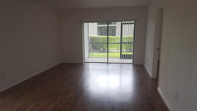 300 E Club Cir-Unit -106 in Boca Raton, FL - Building Photo - Building Photo