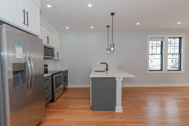 8 Ford St in Boston, MA - Building Photo - Building Photo