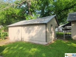 121 Ave G in Shiner, TX - Foto de edificio - Building Photo