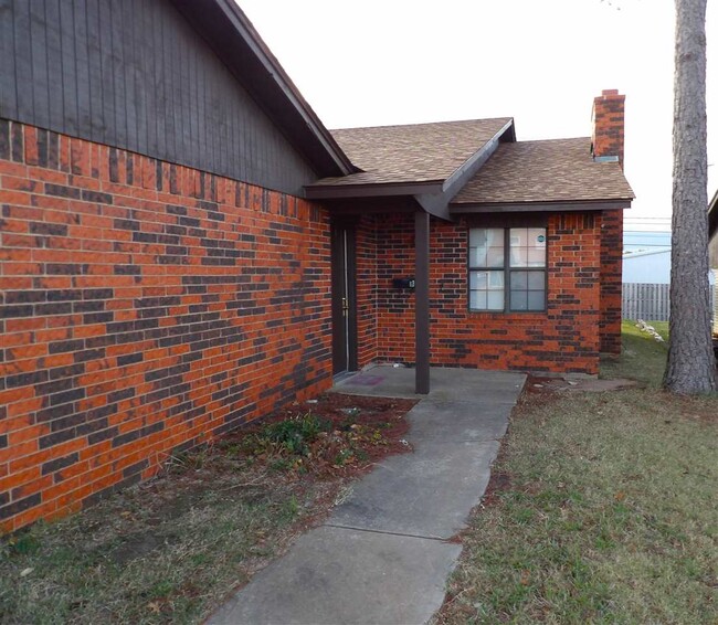 4818 NW Motif Manor Blvd in Lawton, OK - Building Photo - Building Photo