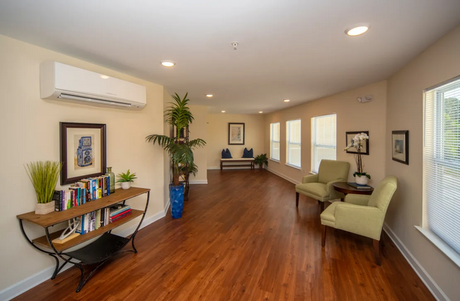 Brighton Pointe Senior Apartments in Raleigh, NC - Foto de edificio - Building Photo