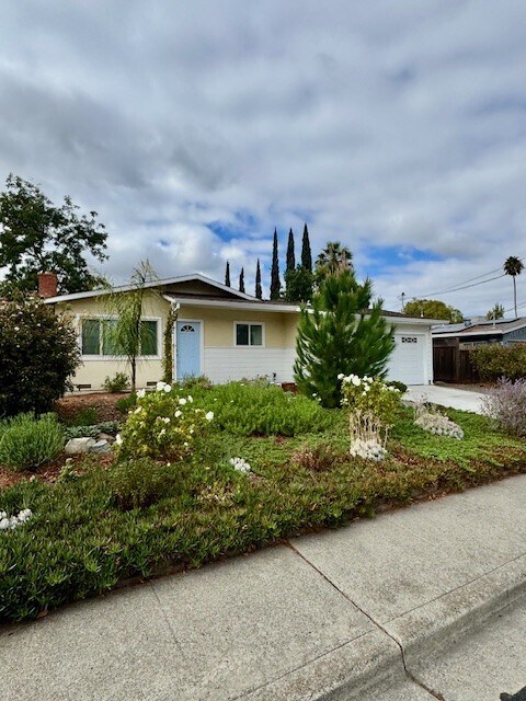 1879 Queens Rd in Concord, CA - Building Photo