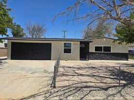 44510 21st St W in Lancaster, CA - Building Photo