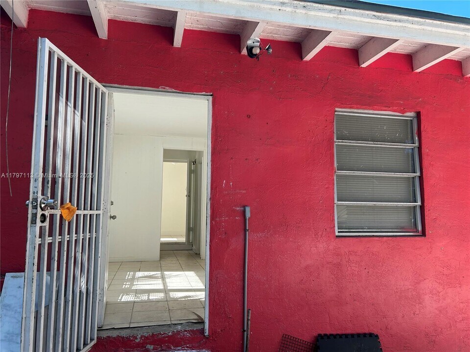 4121 NW 11th Pl in Miami, FL - Building Photo