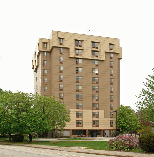 Henry J. Pariseau Apartments in Manchester, NH - Foto de edificio - Building Photo