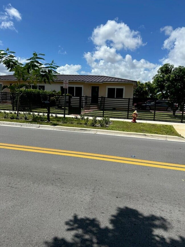 1680 E 5th Ave in Hialeah, FL - Building Photo - Building Photo