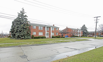 Manhattan Apartments in St. Clair Shores, MI - Building Photo - Building Photo