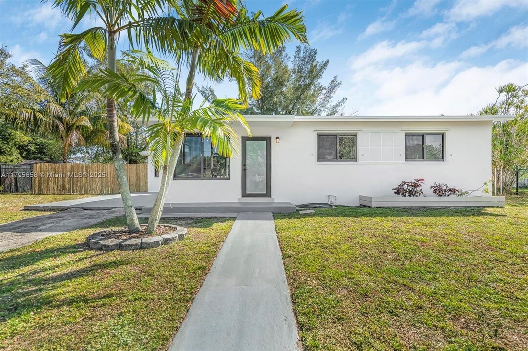 3241 SW 40th Ave in West Park, FL - Building Photo