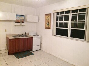 19541 NW 7th Ct in Miami, FL - Building Photo - Building Photo