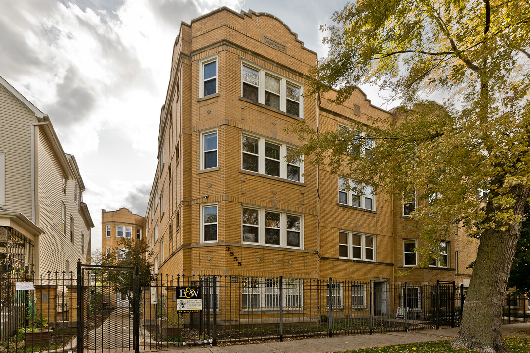 3555 W Lyndale St, Unit 2C in Chicago, IL - Building Photo