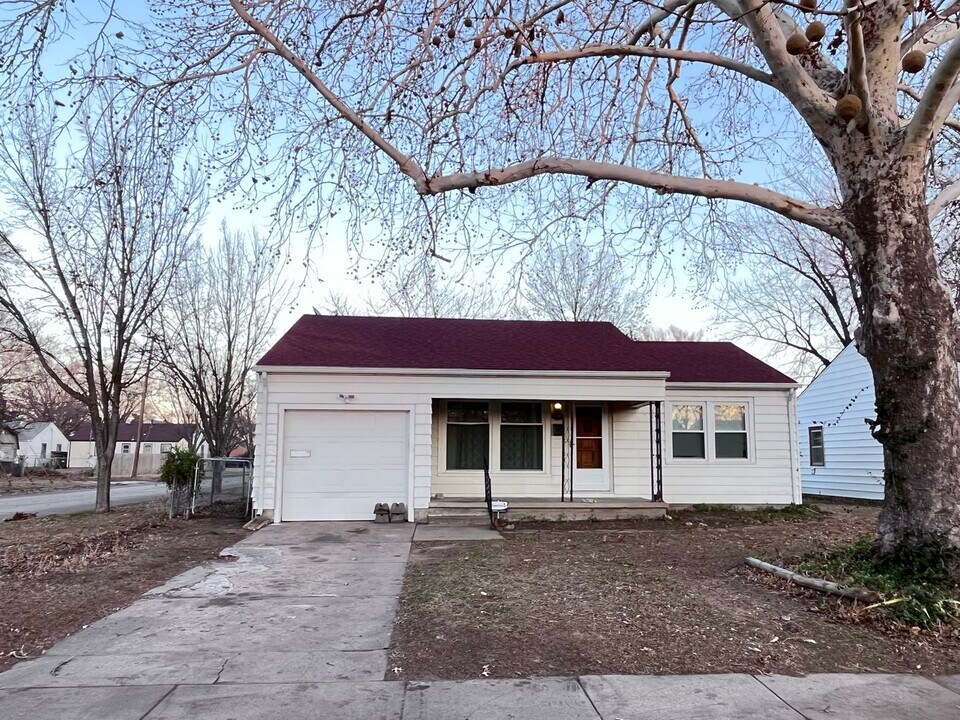 1702 S Green St in Wichita, KS - Building Photo