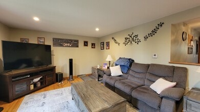 37 Sandy Ln, Unit Upper in Buffalo, NY - Foto de edificio - Building Photo
