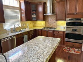 9908 E Hill Dr in Lorton, VA - Foto de edificio - Building Photo