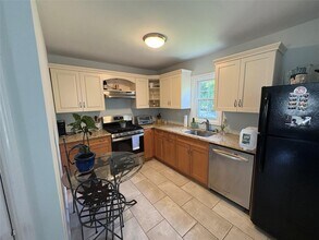 16 Raymond St in Glen Cove, NY - Building Photo - Building Photo