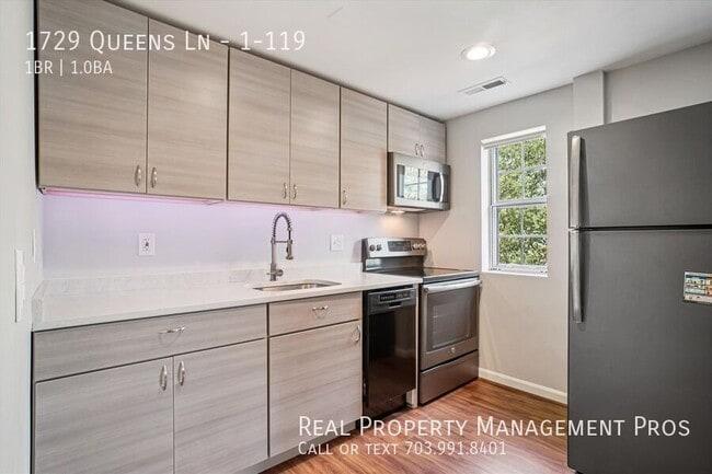 1729 Queens Ln in Arlington, VA - Foto de edificio - Building Photo