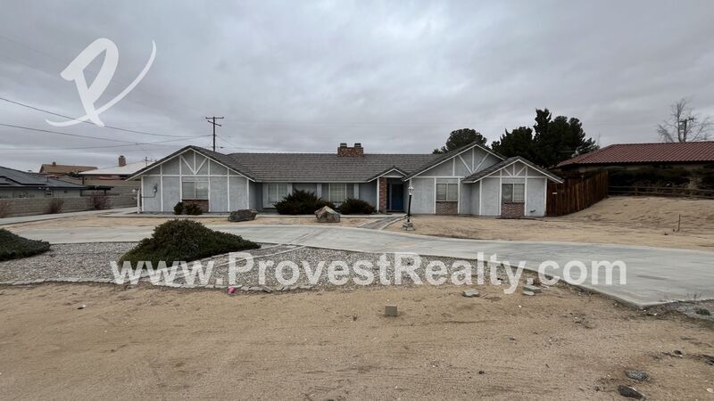 19860 Yucca Loma Rd in Apple Valley, CA - Building Photo