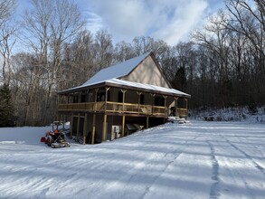 1086 Falls Rd in East Haddam, CT - Building Photo - Building Photo