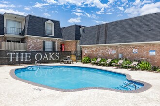 The Oaks Apartments in Huntsville, TX - Building Photo - Building Photo