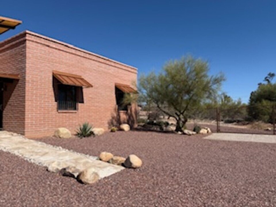 7040 N Montecatina Dr in Tucson, AZ - Foto de edificio