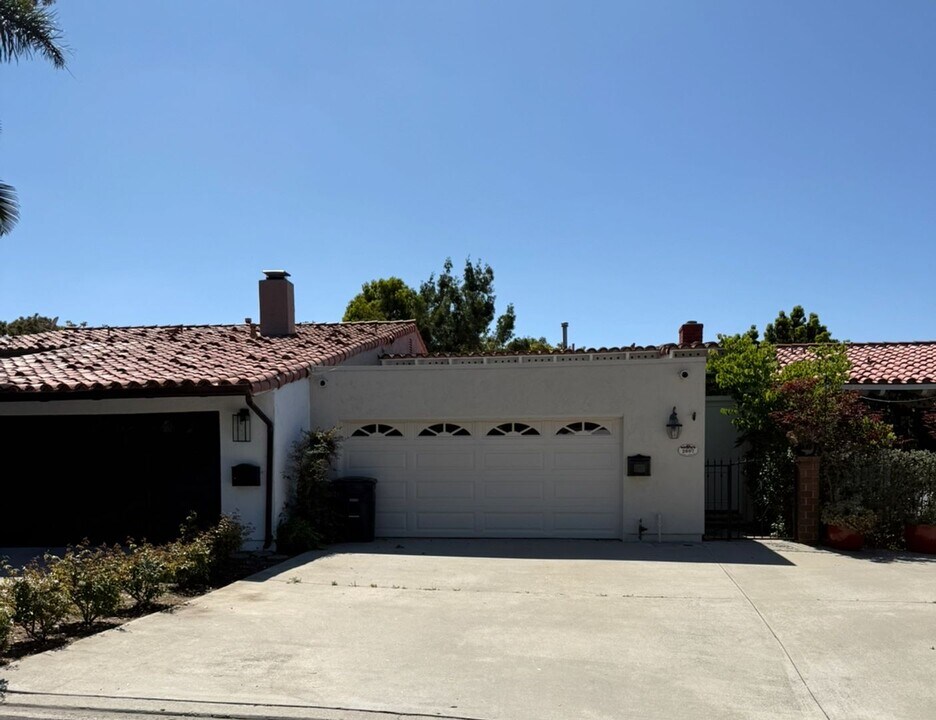 2607 Vista Ornada in Newport Beach, CA - Foto de edificio