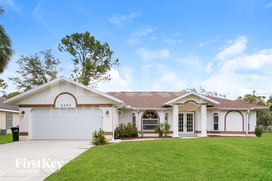 4390 La France Ave in North Port, FL - Foto de edificio