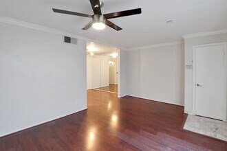 11550 Chimney Rock Rd in Houston, TX - Building Photo - Building Photo